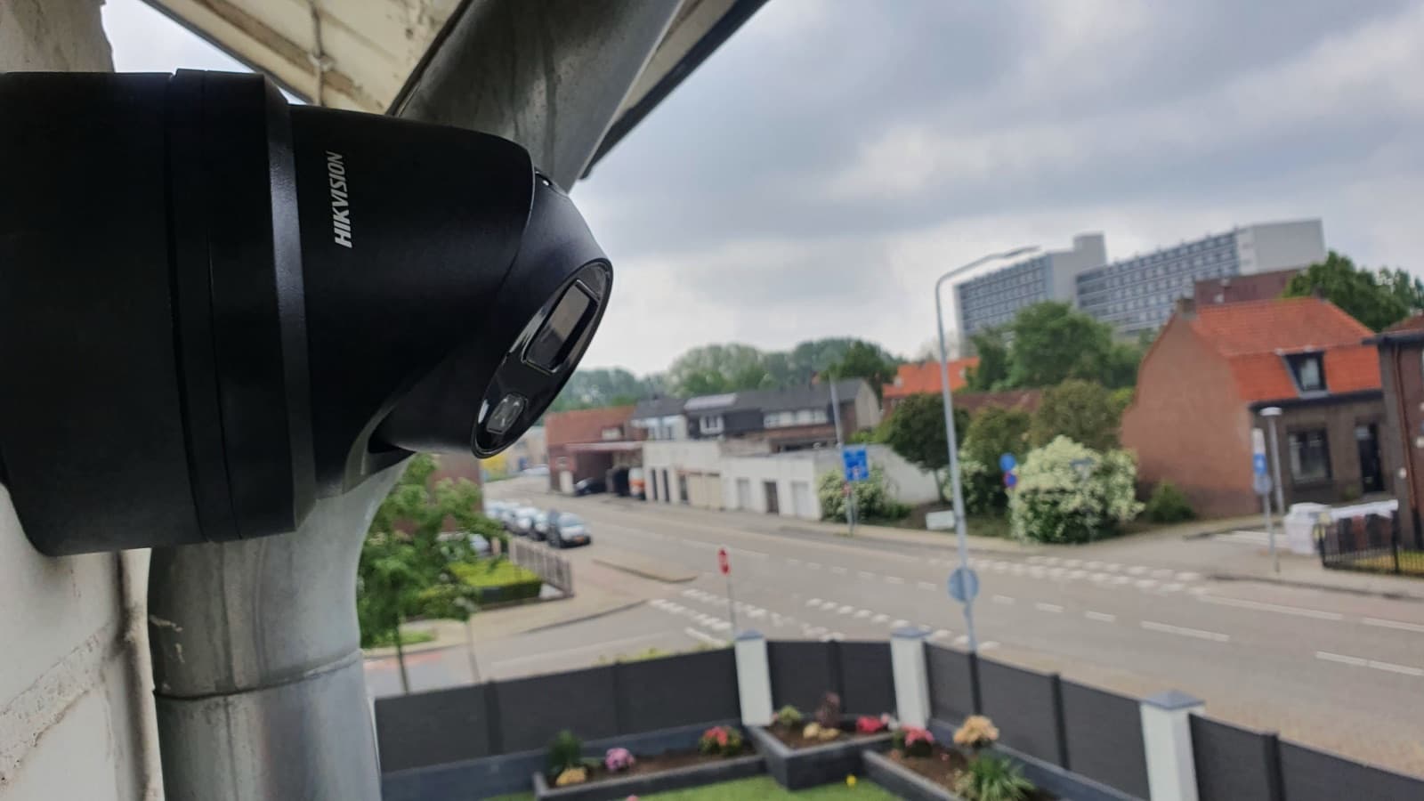 Camerabeeld van een bedrijfstoegang in het donker