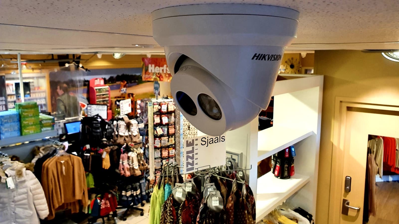 Camera en wifi-apparatuur in een magazijnomgeving