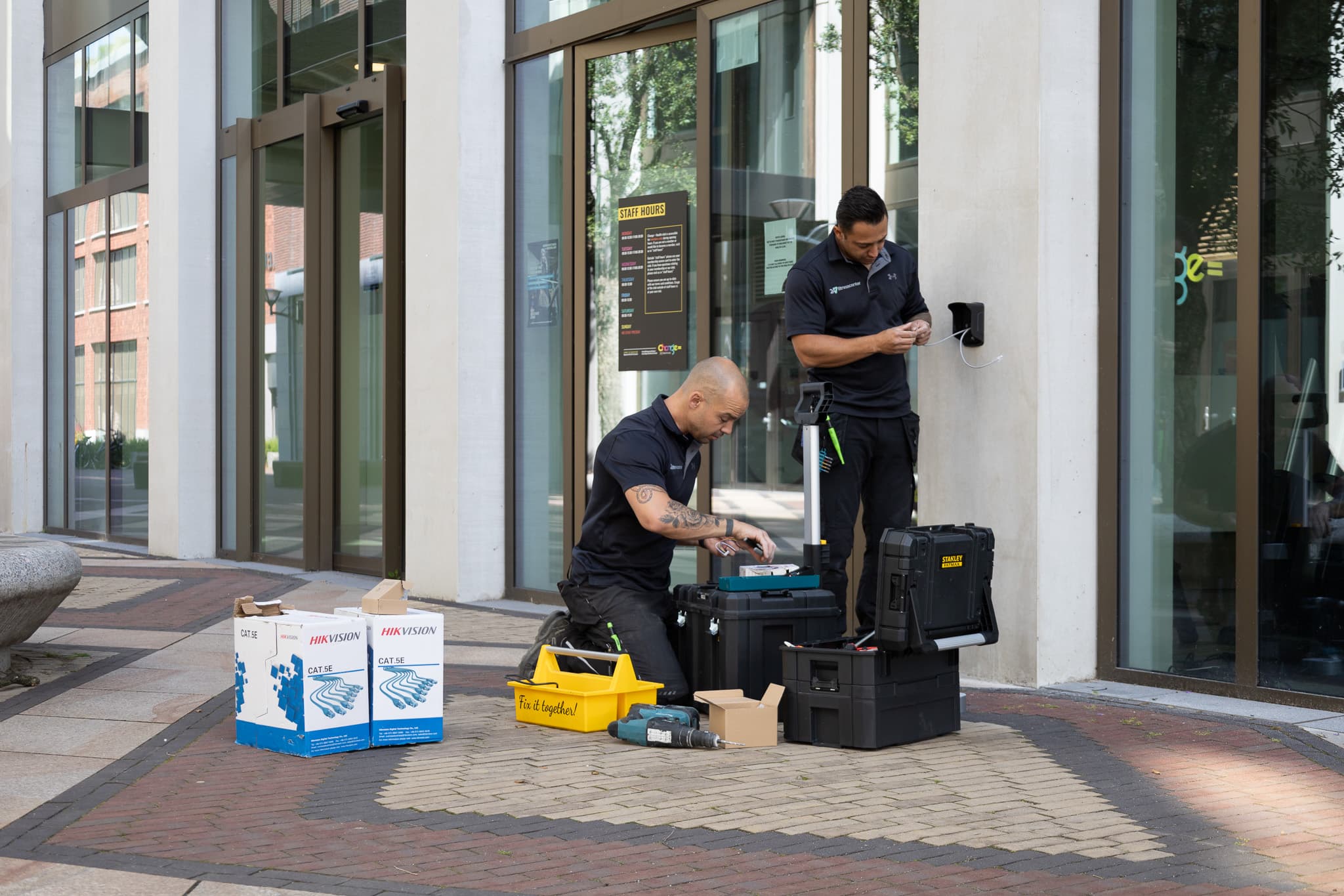 BVM-monteurs installeren beveiliging bij een bedrijfspand in Venlo
