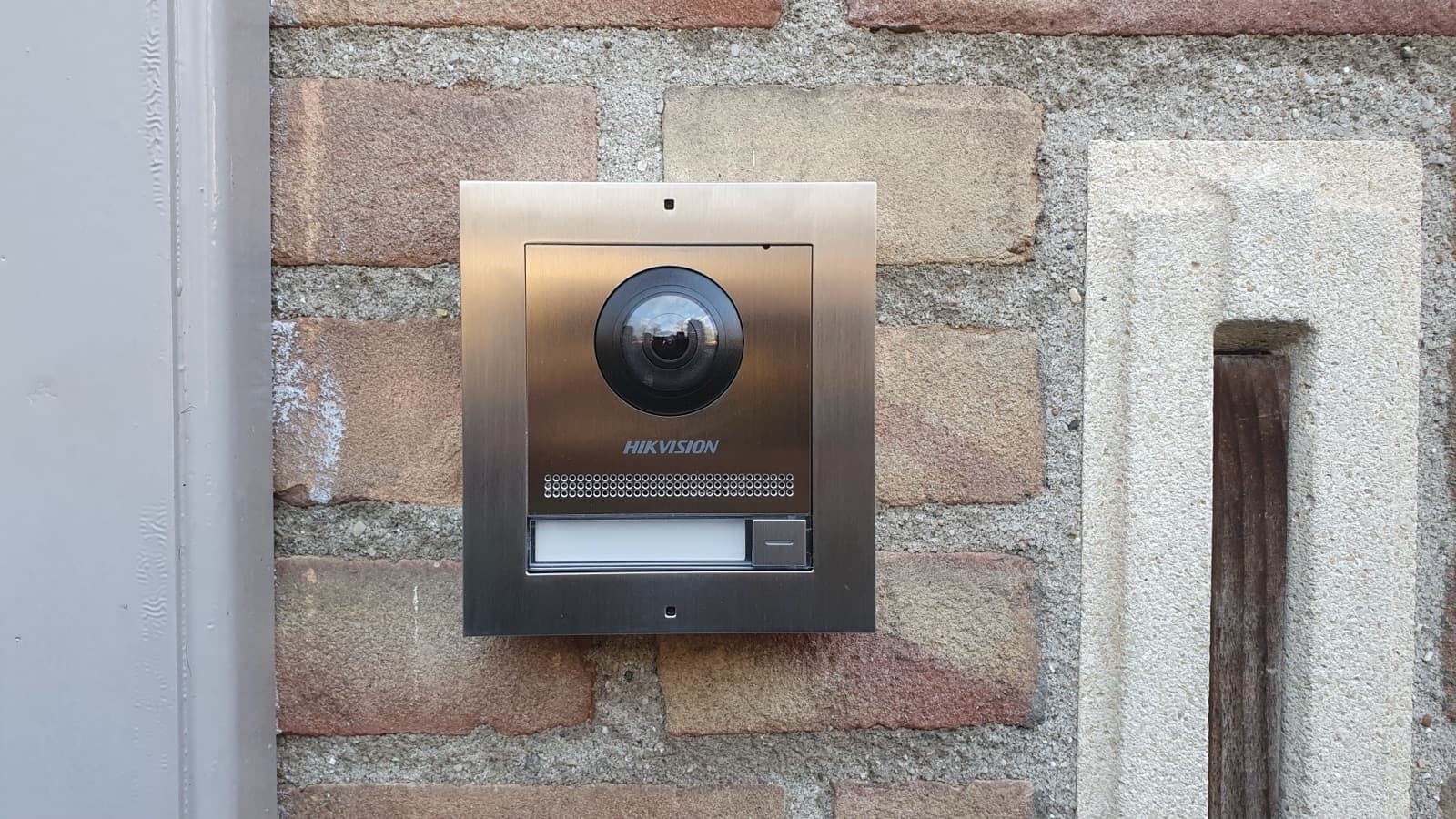 Video-intercom bij de ingang van een bedrijfspand